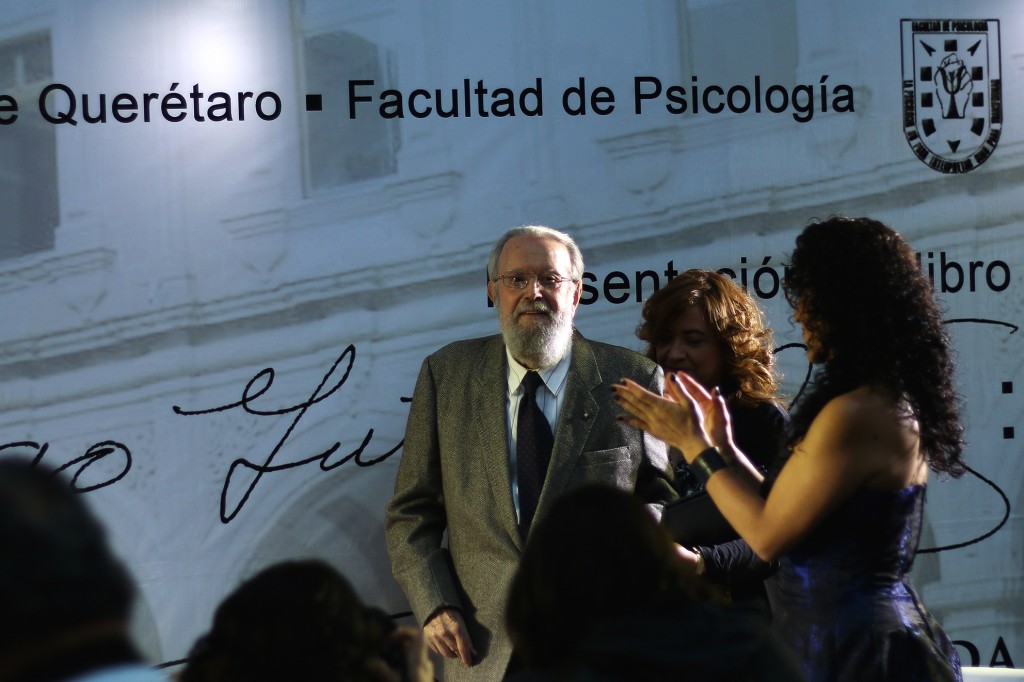 El Dr. Hugo Gutiérrez Vega arribando a la presentación del libro.