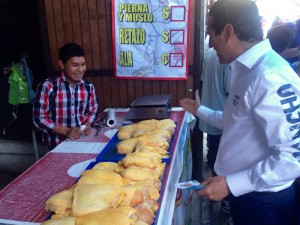 Pancho Domínguez en el tianguis de El Tepetate/Foto: R. Camacho