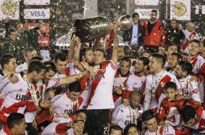 BAS31. BUENOS AIRES (ARGENTINA), 05/08/2015.- Los jugadores de River Plate de Argentina celebran con el trofeo de campeones de la Copa Libertadores tras vencer a Tigres de México hoy, miércoles 5 de agosto de 2015, en la final realizada en el Estadio Monumental de Buenos Aires (Argentina). EFE/David Fernández