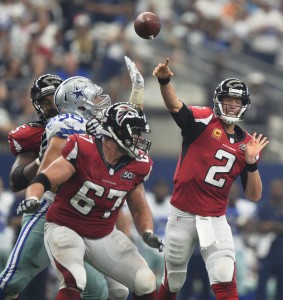 LWS123. Arlington (United States), 27/09/2015.- Atlanta Falcons quarterback Matt Ryan passes the ball against the Dallas Cowboys in the second half of their game at AT&T Stadium in Arlington, Texas, USA, 27 September 2015. (Estados Unidos) EFE/EPA/LARRY W. SMITH