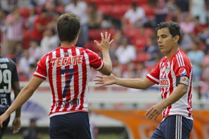 Zapopan, Jalisco, 20 de septiembre de 2015. Carlos Fierro y Omar Bravo durante el partido correspondiente a la jornada 9 del Torneo Apertura 2015 de la Liga Bancomer MX, entre las Chivas del Guadalajara y los Gallos del Queretaro celebrado en el Estadio Onmilife. Foto: Imago7/Ismael Ramírez