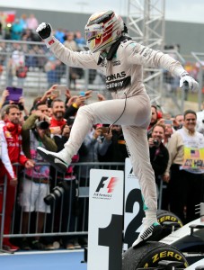 LWS124. Austin (United States), 25/10/2015.- British Formula One driver Lewis Hamilton of Mercedes AMG GP celebrates with team members after winning the race at the Circuit of the Americas, in Austin, Texas, USA, 25 October 2015. Lewis Hamilton retained his Formula One world title by winning the United States Grand Prix, securing an unassailable lead as team-mate Nico Rosberg was second and Ferrari's Sebatian Vettel third. (Estados Unidos) EFE/EPA/SRDJAN SUKI (Estados Unidos) EFE/EPA/SRDJAN SUKI