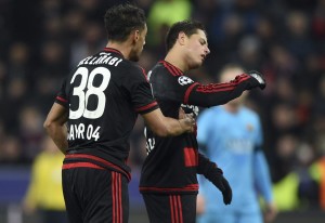 GRA473. LEVERKUSEN (ALEMANIA), 09/12/2015.- Los jugadores del Bayer Leverkusen, Karim Bellarabi (i) y el mexicano Javier Hernández "Chicharito", durante el encuentro correspondiente a la fase de grupos de la Liga de Campeones, que han disputado esta noche frente al F. C. Barcelona en Leverkusen. EFE/Guido Kirchner.