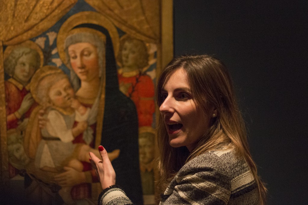 La investigadora Francesa Conti en la visita guiada de la exposición.