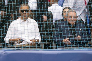 CUB01. LA HABANA (CUBA), 22/03/2016.- El presidente de Estados Unidos, Barack Obama (i) y el presidente de Cuba, Raúl Castro (d), esperan hoy, martes 22 de marzo de 2016, a que inicie el juego entre el equipo Cuba y los Tampa Bay Rays en el estadio Latinoamericano en La Habana (Cuba). El presidente Obama se encuentra de visita en Cuba desde el 20 hasta el 22 de marzo, siendo el primer presidente estadounidense en visitar la isla desde Calvin Coolidge hace 88 años. EFE/MICHAEL REYNOLDS