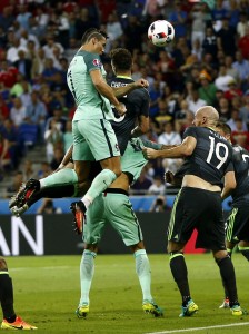 . Lyon (France), 06/07/2016.- Cristiano Ronaldo (L) of Portugal goes for a header to score the opening goal during the UEFA EURO 2016 semi final match between Portugal and Wales at Stade de Lyon in Lyon, France, 06 July 2016. (RESTRICTIONS APPLY: For editorial news reporting purposes only. Not used for commercial or marketing purposes without prior written approval of UEFA. Images must appear as still images and must not emulate match action video footage. Photographs published in online publications (whether via the Internet or otherwise) shall have an interval of at least 20 seconds between the posting.) (Francia) EFE/EPA/ABEDIN TAHERKENAREH EDITORIAL USE ONLY