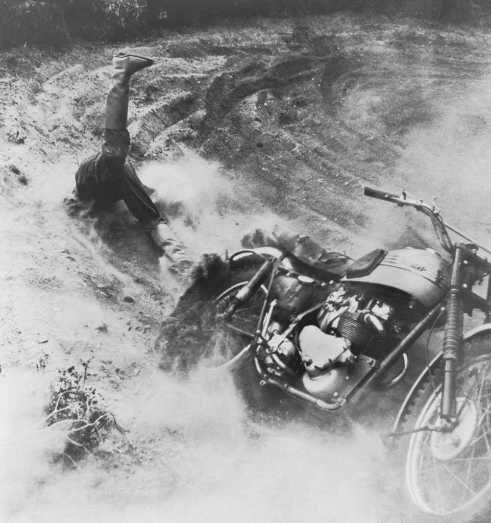 La primera seleccionada de WPP como fotografía del año: un motociclista no identificado sufre una caída durante una carrera en  Randers, Dinamarca. Foto: Mogens von Haven. 