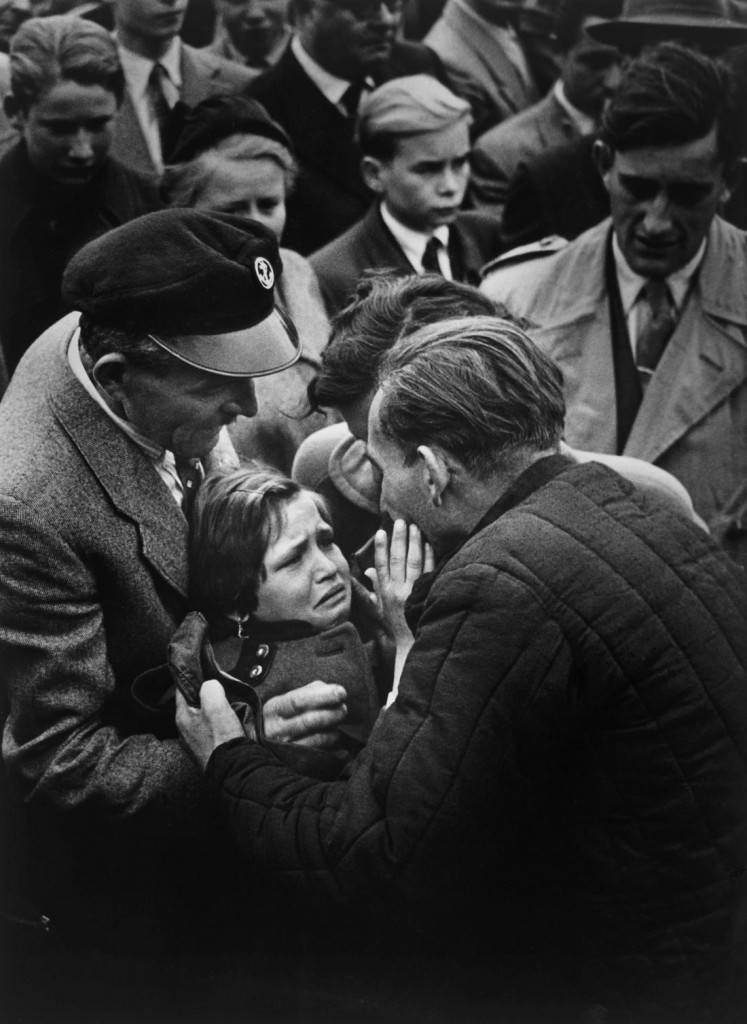 1956: Diez años después del fin de la Segunda Guerra Mundial, aún quedaban prisioneros de guerra alemanes por liberar por el ejército soviético. Foto: Helmuth Pirath. 