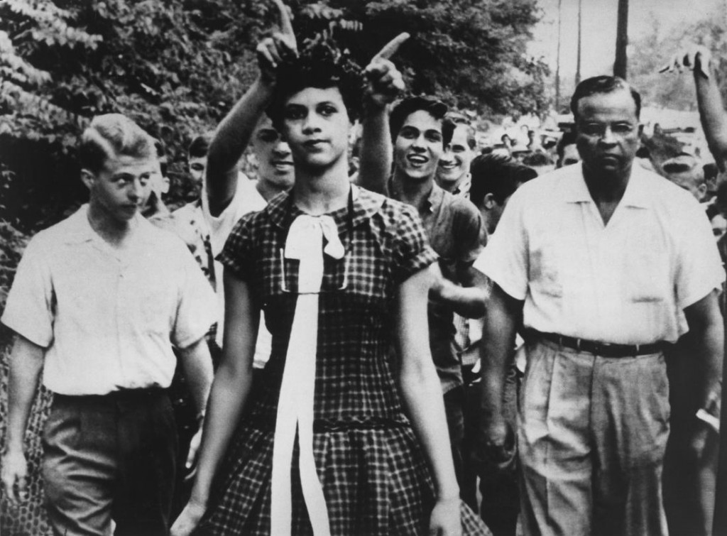 1957: Un grupo de jóvenes blancos se burla de la estudiante afroamericana Dorothy Counts, en una escuela no segregada. Foto: Douglas Martin.