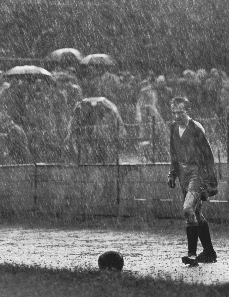1958: El portero del Sparta Praha hace un tiro bajo la lluvia. Foto: Stanislav Tereba.