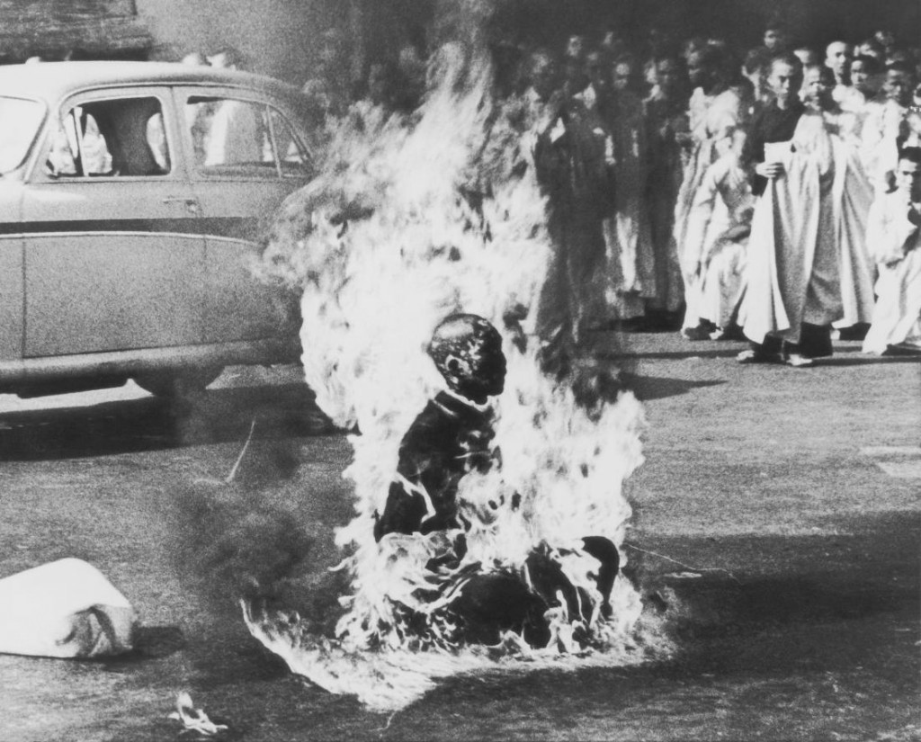 1963: El monje budista Thich Quag Duc se inmola en Saigón como protesta a la persecución de los practicantes de esta región en Vietnam. 