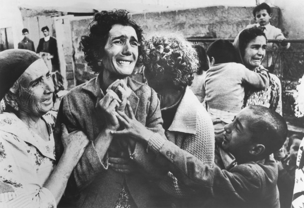 1964: Una mujer llora durante un efrentamiento entre griegos y turcos chipriotas en la Guerra Civil de Chipre. Foto: Don McCullin. 