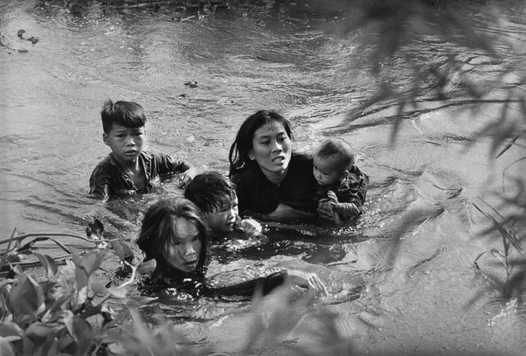 1965: Una familia del sur de Vietnam escapa de un bombardeo estadounidense. Foto: Kyoichi Sawada.