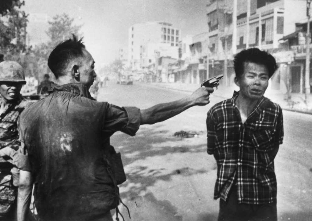 1968: Un oficial de policía ejecuta a un presunto miembro del Viet Cong. Foto: Eddie Adams.