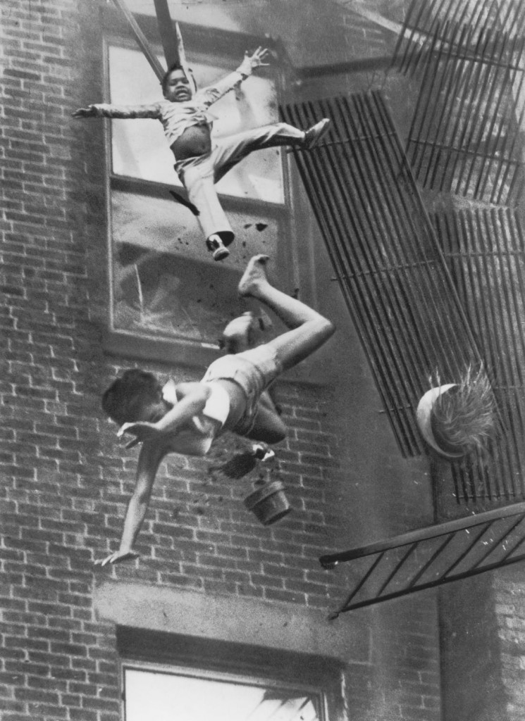 1976: Una mujer y una niña caen de un edificio en llamas en Boston. Foto: Stanley Forman.  