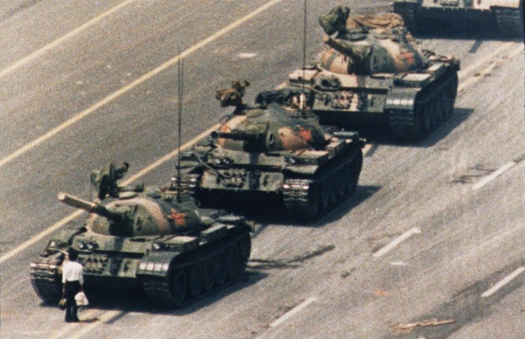 1990: Un manifestante no identificado se enfrenta a los tanques del Ejército Chino de Liberación en una calle de Beijing. Foto: Charlie Cole. 