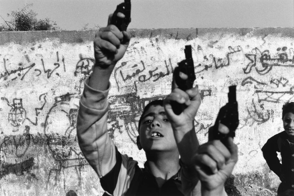 1994: Niños palestinos empuñan armas como protesta a la reunión entre Yasser Arafat y el primer ministro israelí Yitszhak Rabin. Foto: Larry Towell. 