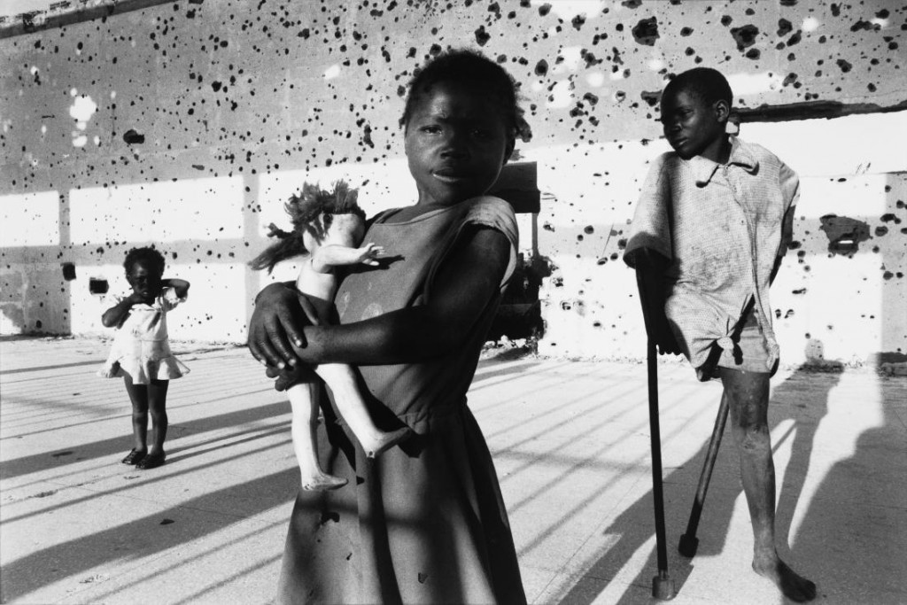 1997: El sector de la población que más afectado se vio por las varias décadas de guerra civil en Angola fueron los niños. Foto: Francesco Zizola. 