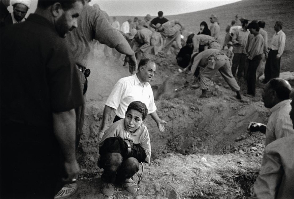 2002: Un niño abraza los pantalones de su padre muerto al pie del lugar donde será enterrado, junto con otras víctimas del terremoto que sacudió la provincia de Qazvin. Foto: Eric Grigorian.