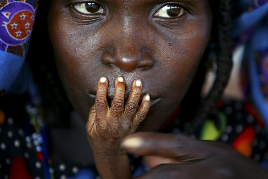2005: Una mujer y su hijo fueron retratados en un centro alimentario de Níger, que sufría una de las peores sequías de su historia. 