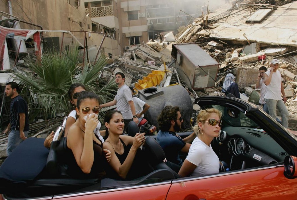 2007: Un grupo de jóvenes libaneses contemplan los restos de su casa bombardeada por el gobierno de Israel. Foto: Spencer Platt. 