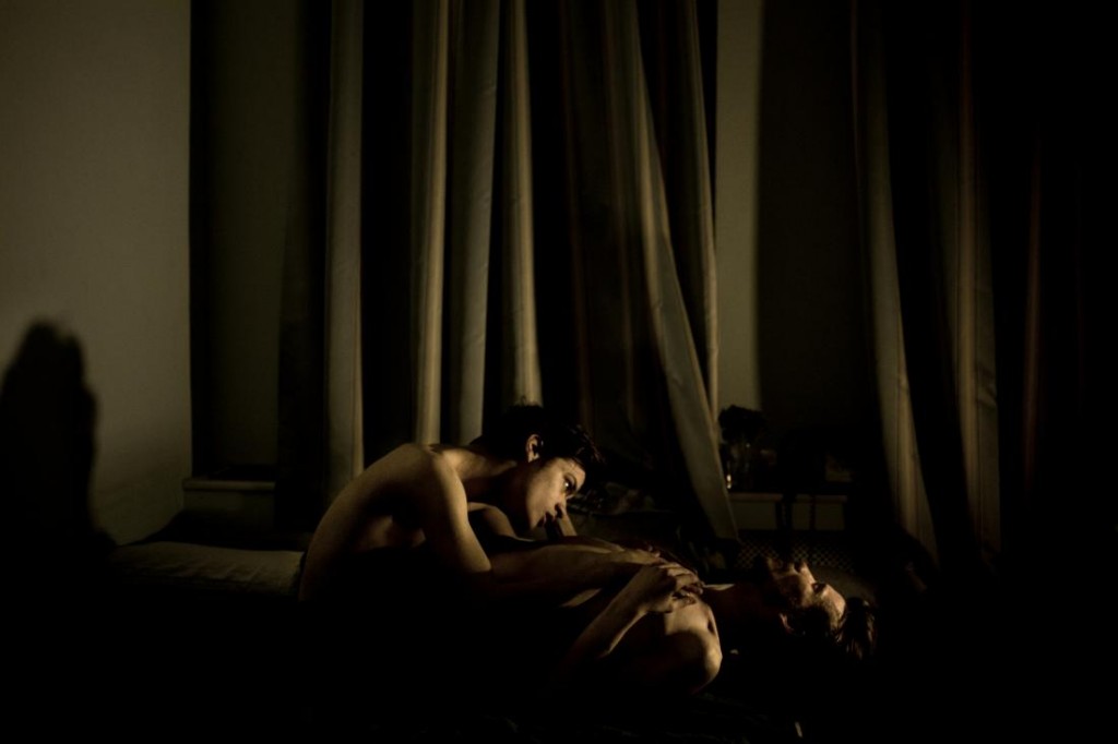 2015: Una pareja homosexual comparte un momento íntimo en un departamento de San Petersburgo, Rusia. Foto: Mads Nissen. 