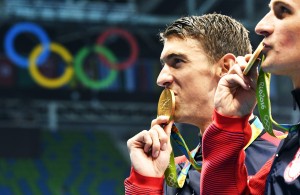 . Rio De Janeiro (Brazil), 09/08/2016.- Gold medalists Michael Phelps (L) of the USA and teammate Ryan Lochet pose with their medals after the medal ceremony for the men's 4x200m Freestyle Relay race of the Rio 2016 Olympic Games Swimming events at Olympic Aquatics Stadium at the Olympic Park in Rio de Janeiro, Brazil, 09 August 2016. (Brasil, Estados Unidos, Natación) EFE/EPA/BERND THISSEN