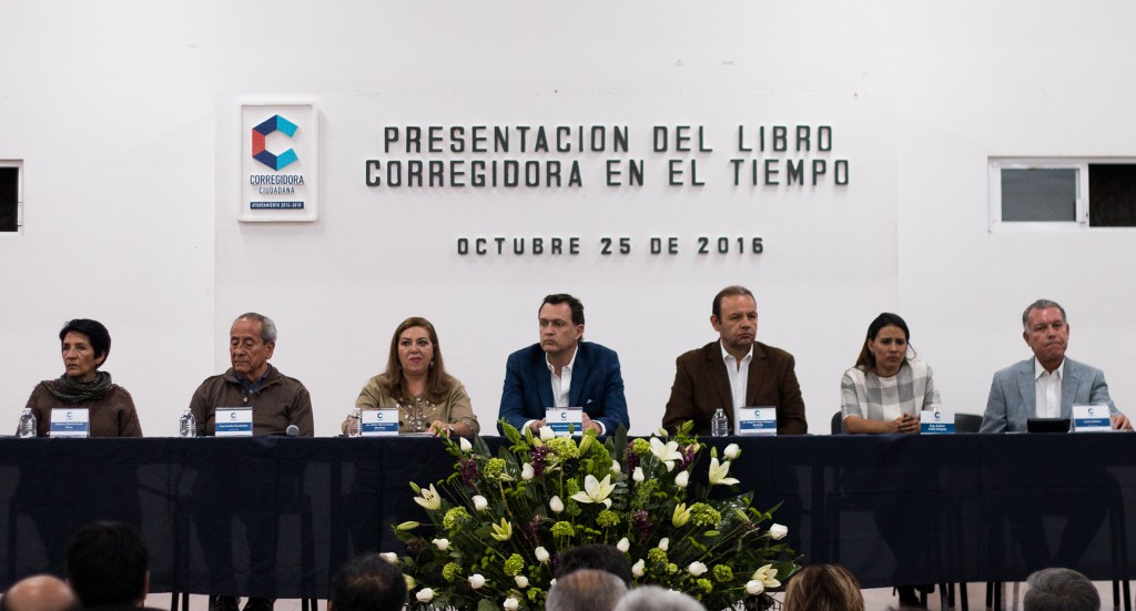 Autores y autoridades municipales en la presentación de 'Corregidora en el Tiempo' - Foto: A. Noriega