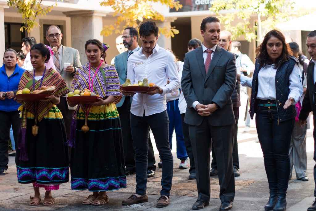 Autoridades académicas y del municipio de Tolimán frente a la ofrenda / Foto: A. Noriega