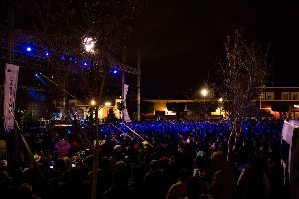 Público de TrovaFest llena la Plaza Fundadores.