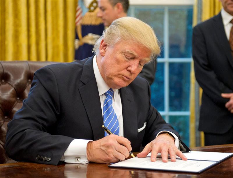  Trump firma una orden ejecutiva para sacar a Estados Unidos del acuerdo comercial de la Asociación Transpacífico (TPP)