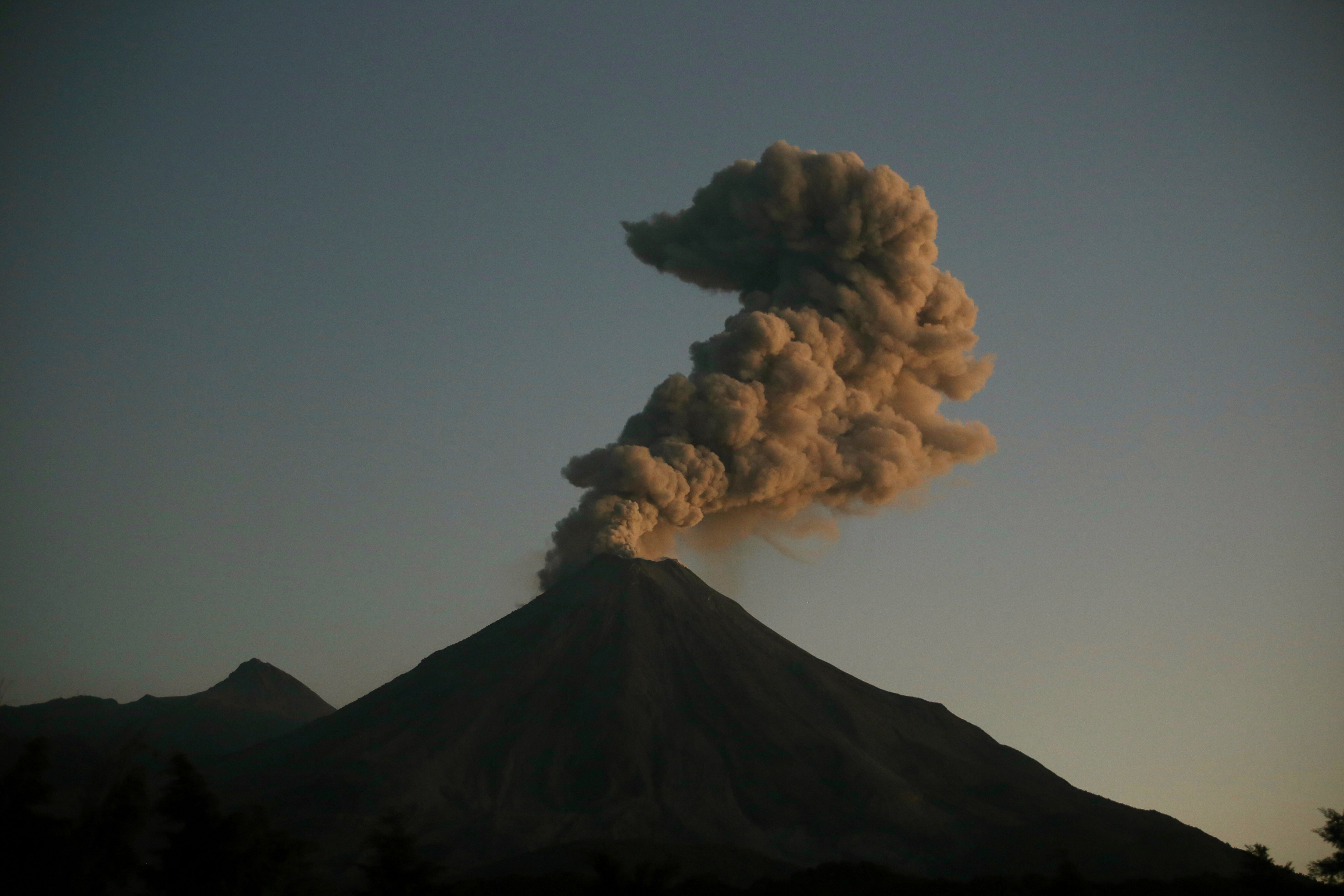  Volcán de Colima registra exhalación de 1.9 kilómetros