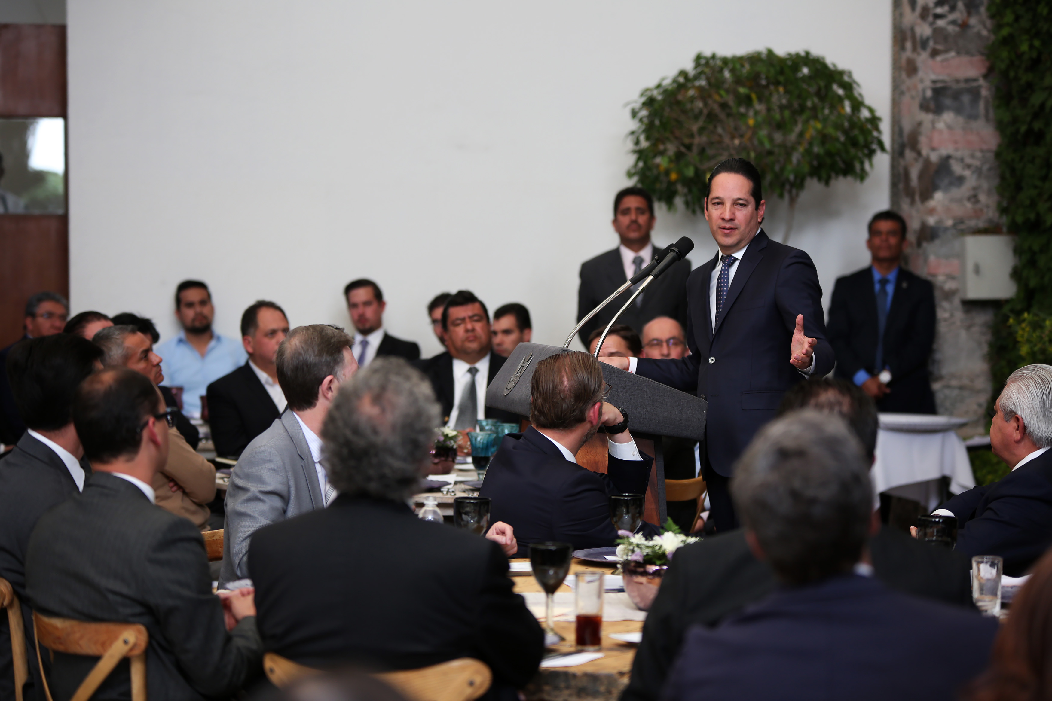  Pancho Domínguez se reúne con directivos de empresas norteamericanas instaladas en Querétaro