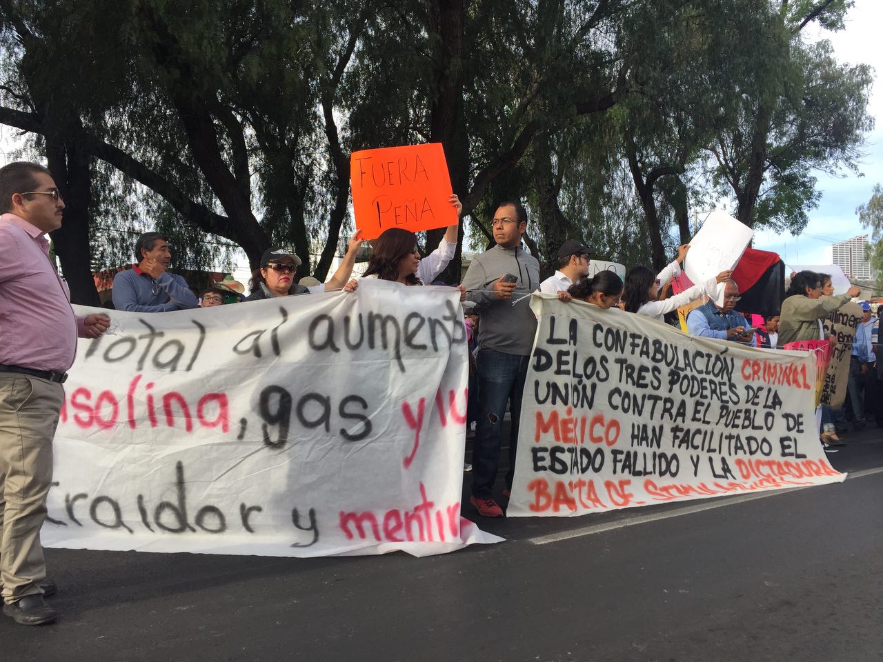  Miles de queretanos marchan nuevamente contra “gasolinazo” este domingo (fotos y video)