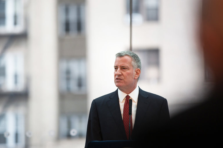  Alcalde de Nueva York contempla batalla jurídica para evitar deportaciones ordenadas por Trump