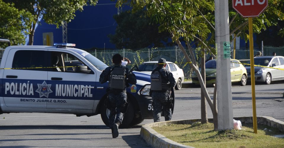  Grupo armado ataca Fiscalía de Quintana Roo en Cancún; hay 4 muertos, anuncia el gobernador