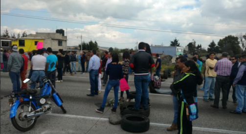  Manifestantes contra el alza al costo de las gasolinas bloquean la México-Querétaro en ambos sentidos