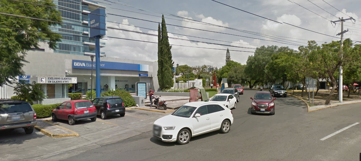  Sujeto intenta robar efectivo a persona frente al Bancomer de Corregidora Norte