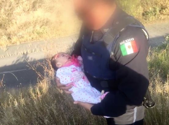  Policías federales encuentran bebé abandonada de 5 meses en autopista México-Querétaro