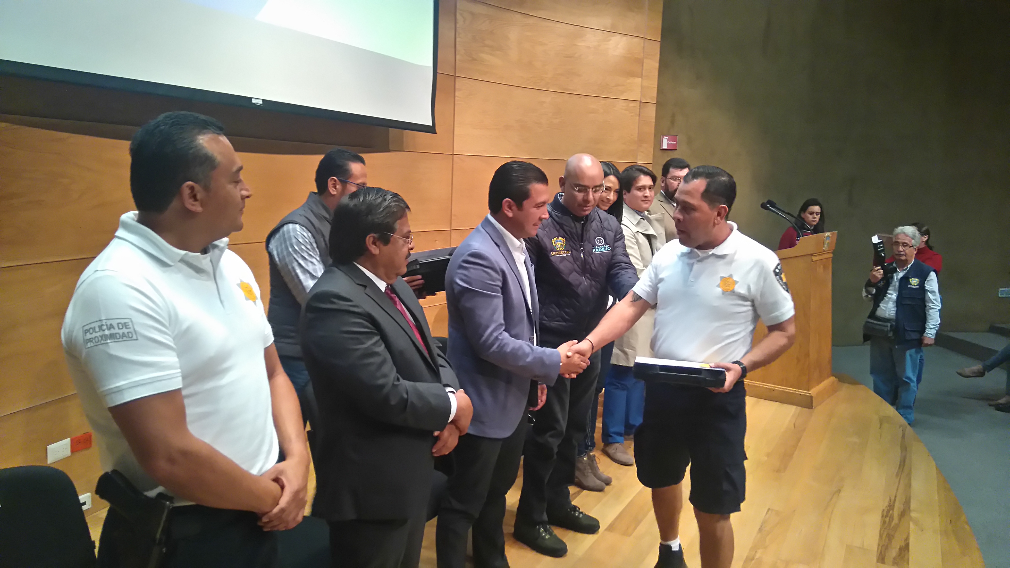  Municipio de Querétaro capacita a policías y taxistas en idioma inglés