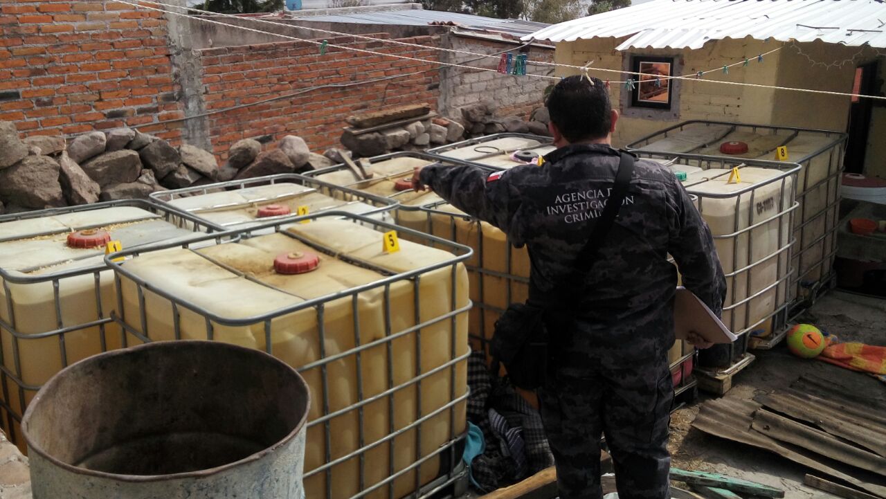  Agentes de la PGR aseguran hidrocarburos durante cateo en domicilio de San Juan del Río