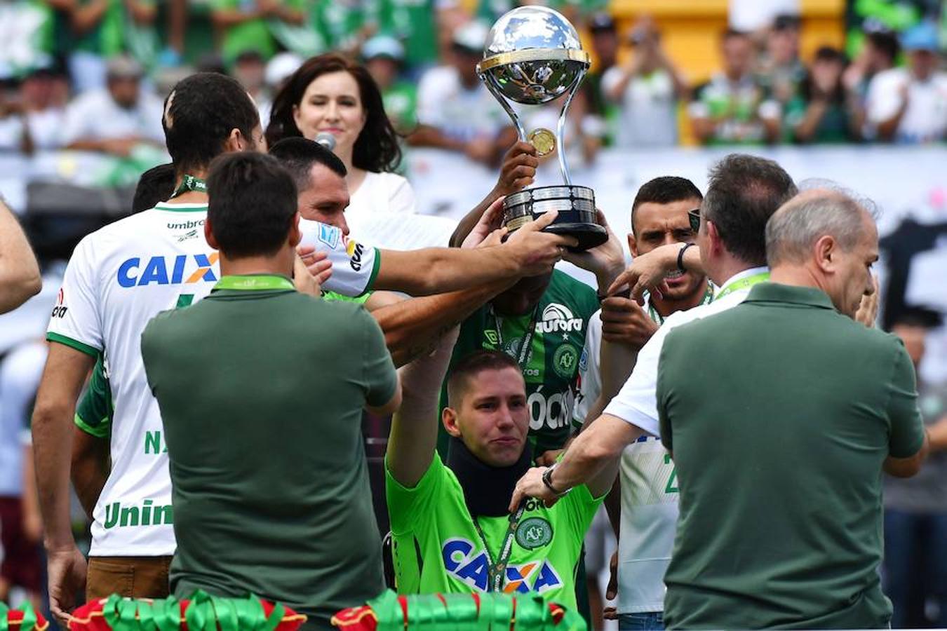  Sobrevivientes del Chape levantan la Copa Sudamericana