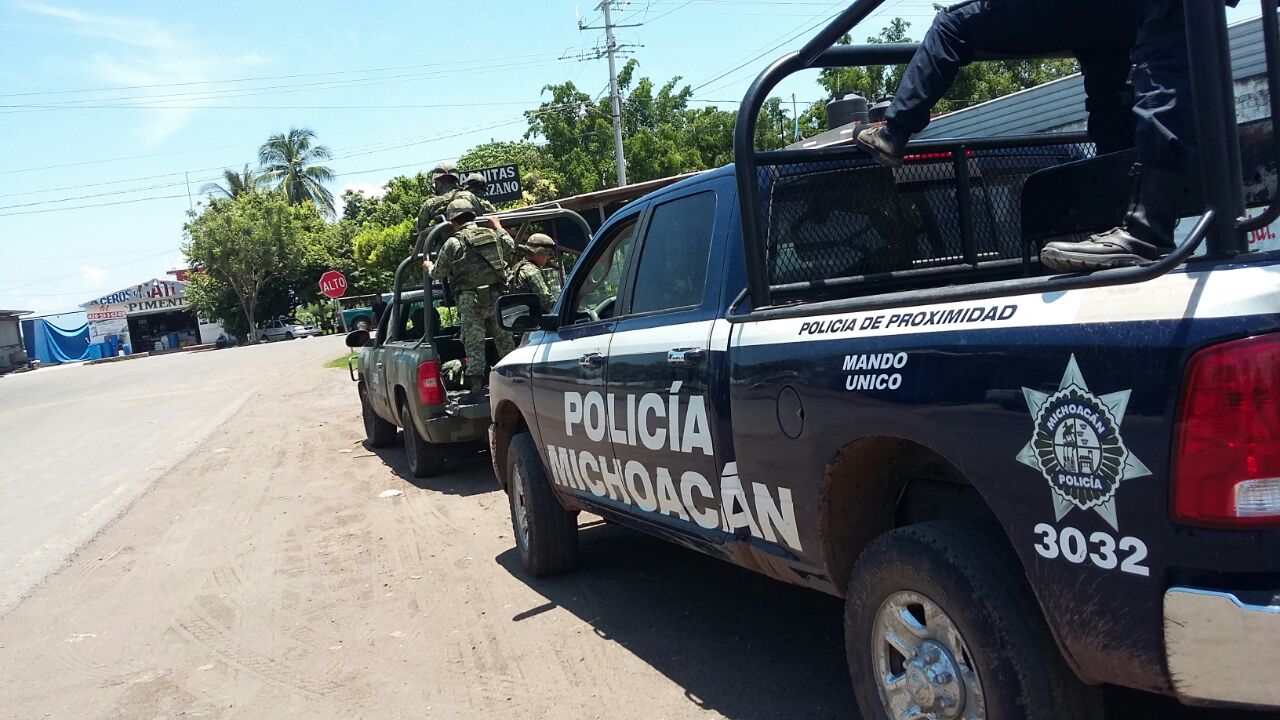  Presuntos sicarios secuestran a 5 policías en Aquila, Michoacán