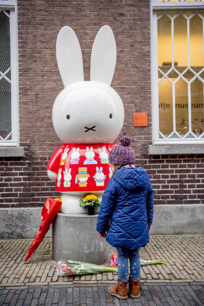 Una niña deposita flores en una estatua de Miffy en la plaza Nijntje Pleintje de Utrecht, Holanda. Foto: EFE/Robin Utrecht
