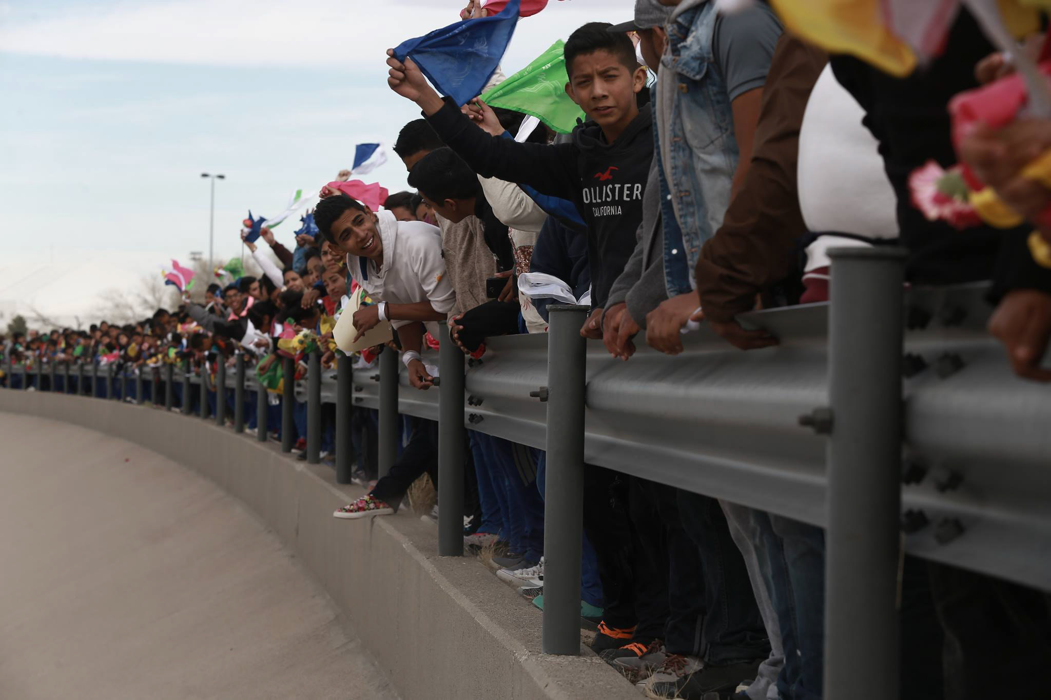  Forman “muro humano” en frontera en protesta por política migratoria de Trump