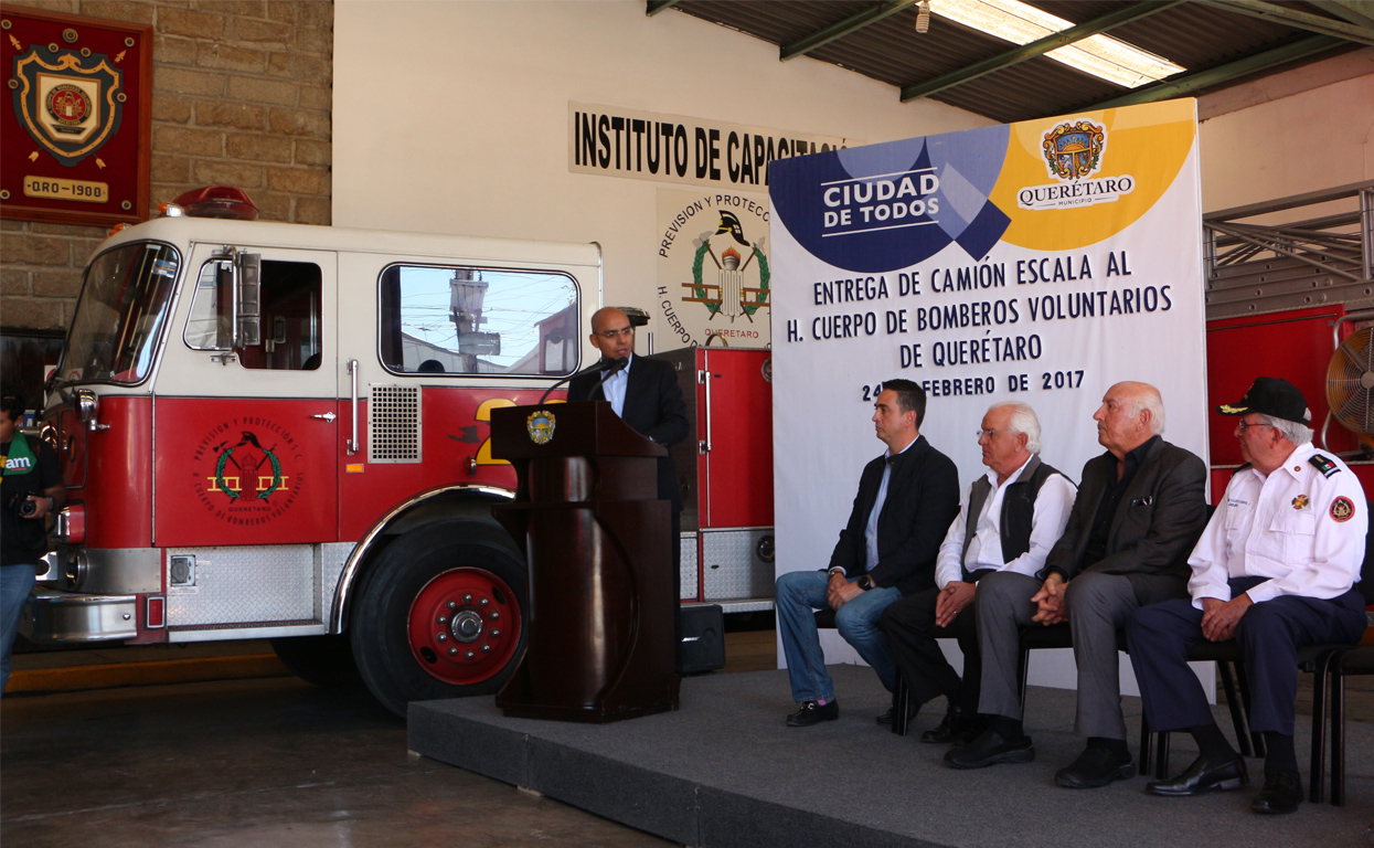  Empresarios donan camión a Bomberos de Querétaro