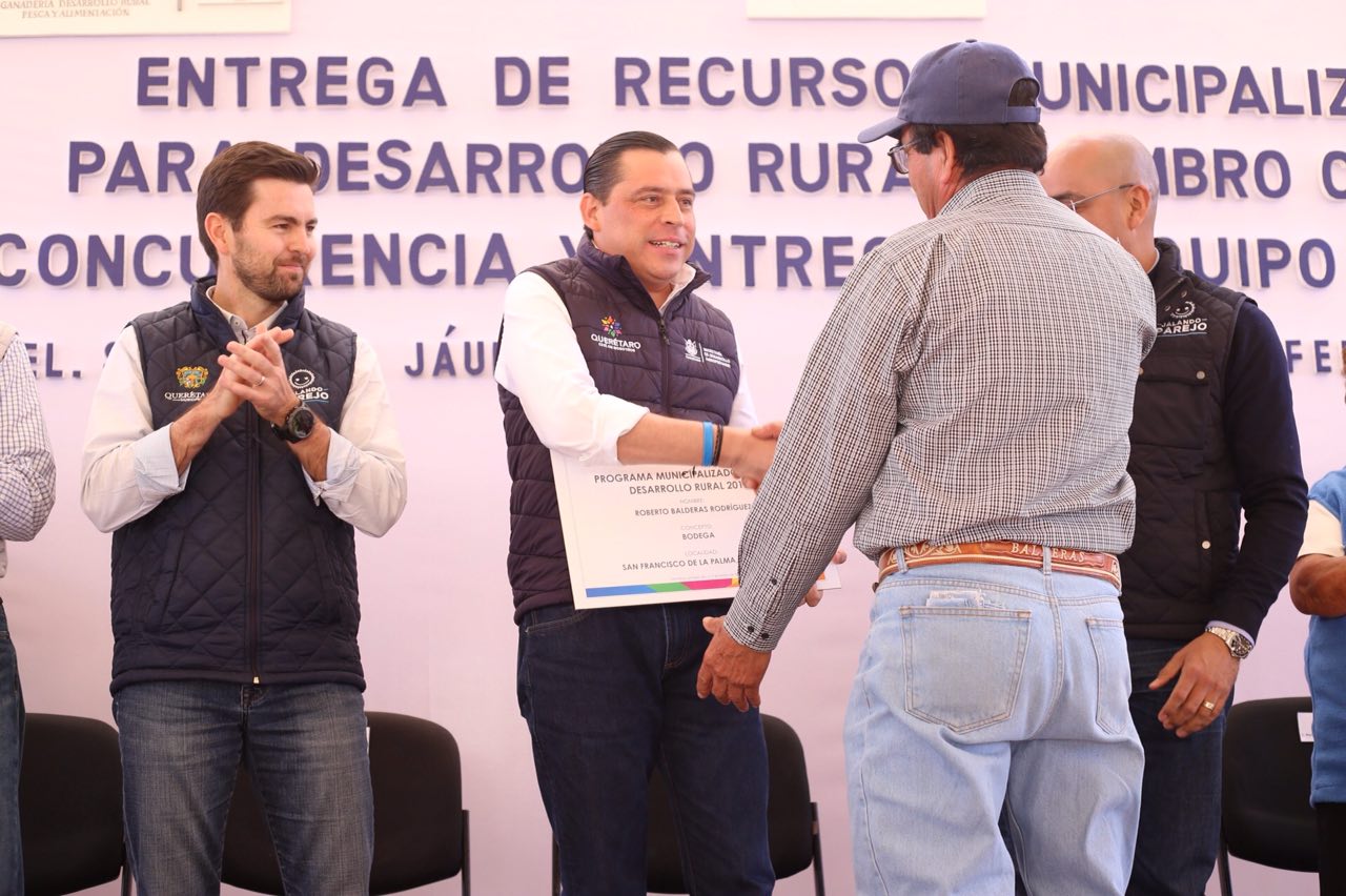  Sedea entrega recursos y apoyos en Santa Rosa Jáuregui