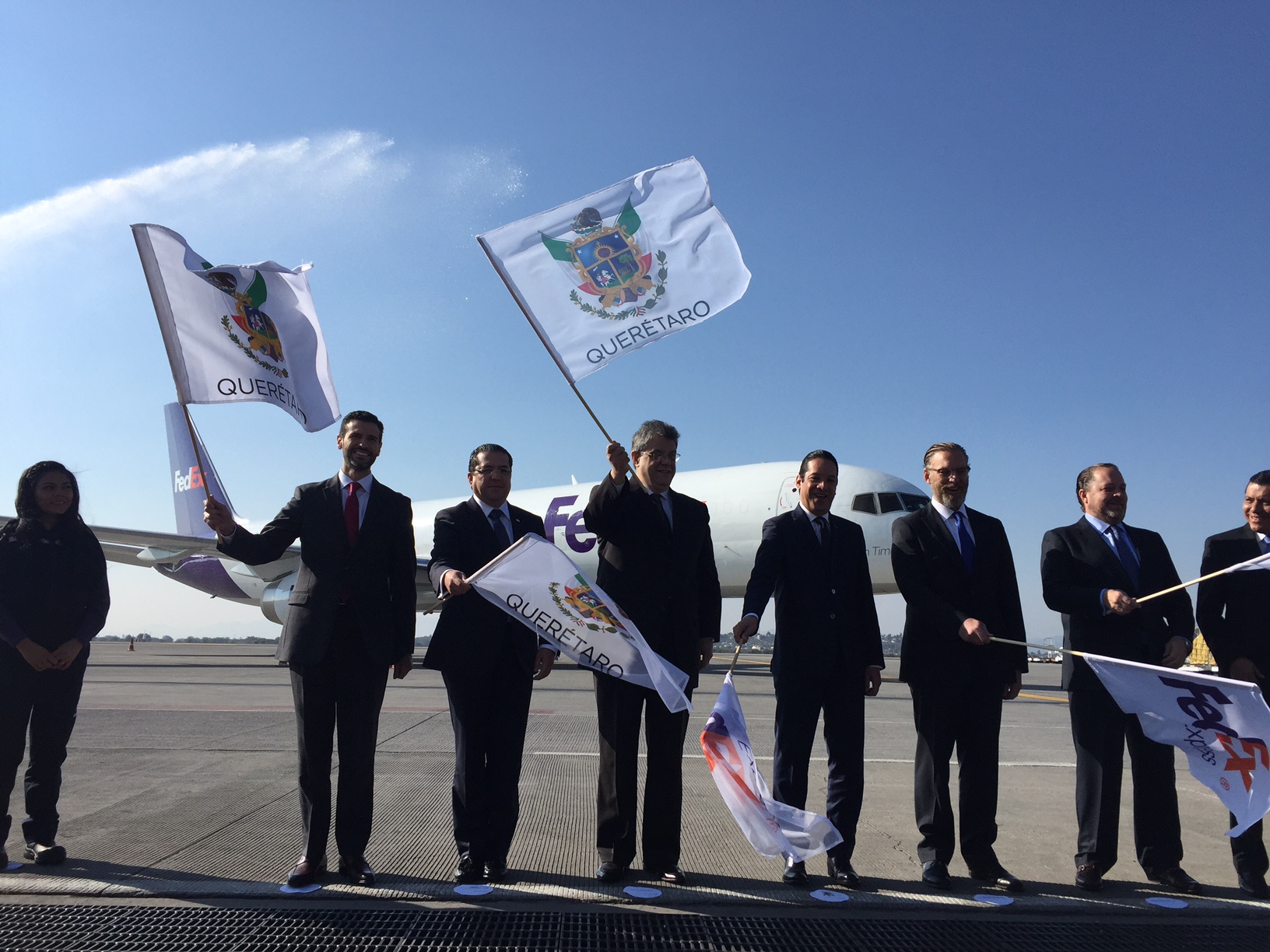  Autoridades de Querétaro dan banderazo de arranque a vuelo de FedEx en el AIQ