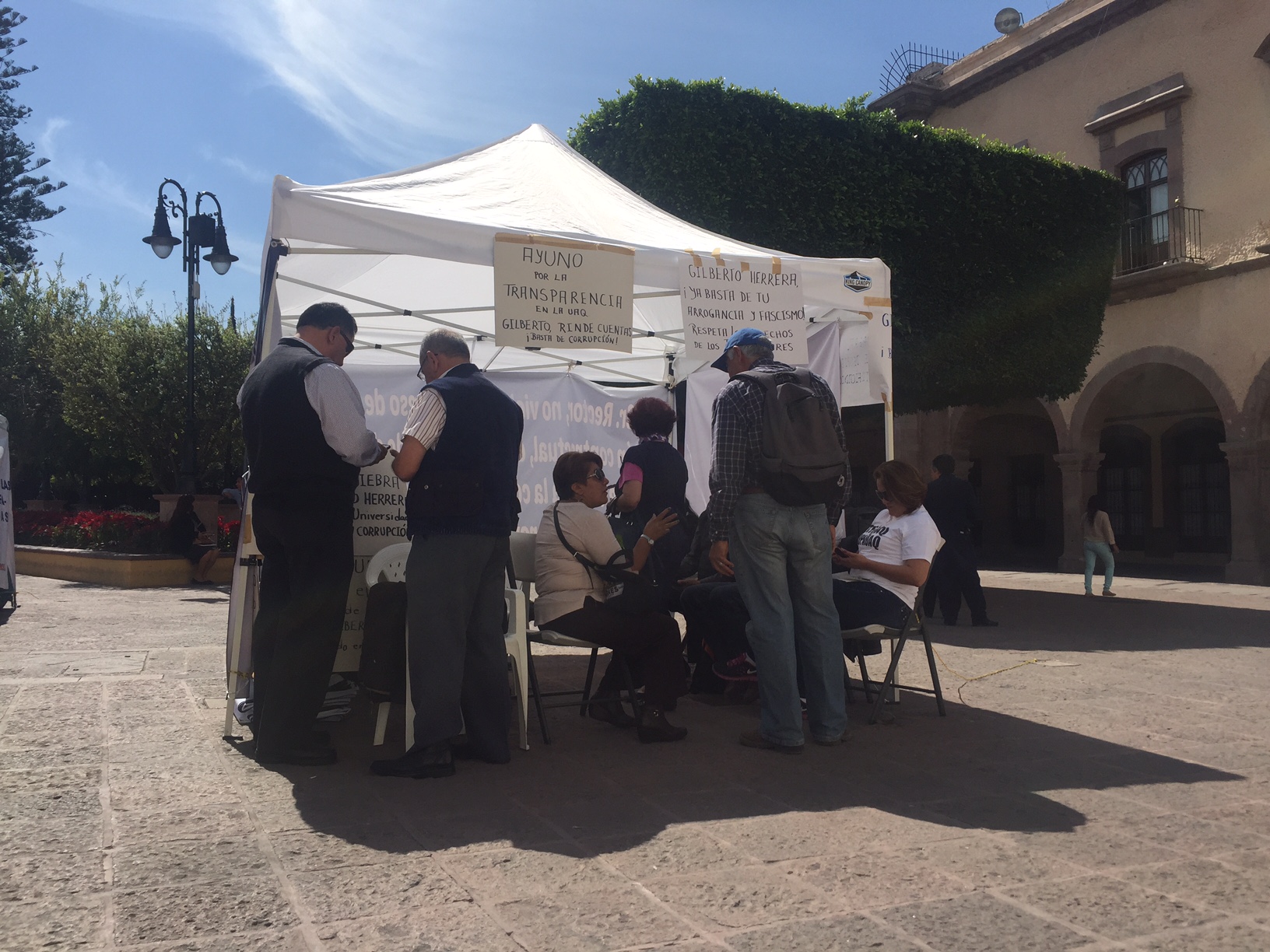  Mantiene plantón personal académico y administrativo de la UAQ en Plaza de Armas