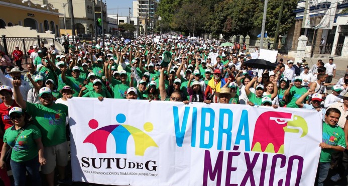  Miles de mexicanos marchan por la unidad nacional ante ataques de Trump